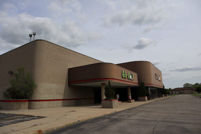 Elmwood Plaza 8 Theatres - May 22 2022 (newer photo)